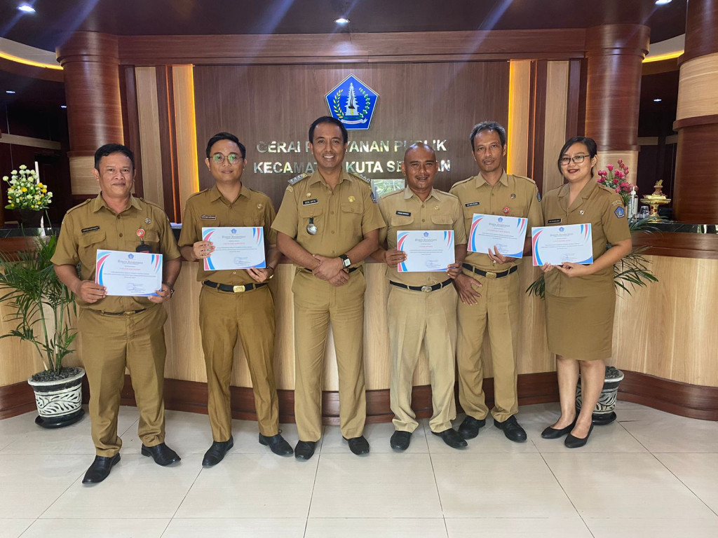 Penyerahan Piagam Penghargaan (Reward) kepada pegawai pemberi pelayanan terbaik di Kantor Camat Kuta Selatan, Kelurahan Benoa dan Kelurahan Tanjung Benoa